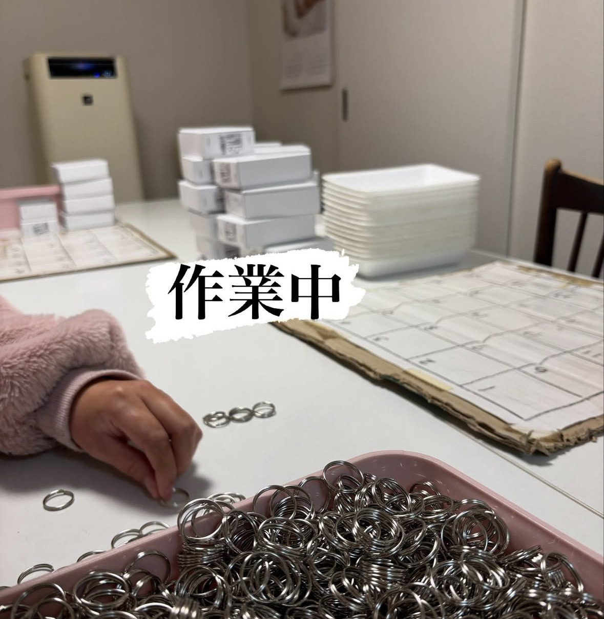 穂積園での軽作業（キーリングの組み立て作業）の様子